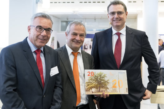 Von Links: Rolf Renz (Präsident Verein IFZ), Prof. Dr. Christoph Lengwiler (scheidender Co-Institutsleiter) und Prof. Dr. Thomas J. Jordan (Präsident des Direktoriums, SNB)